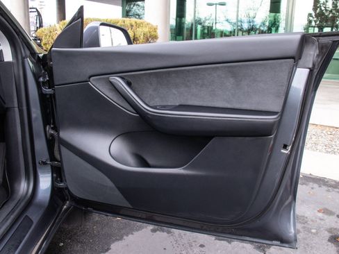 Used 2021 Tesla Model Y Long Range image 18