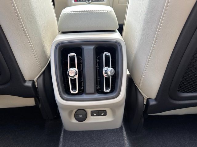 Certified 2024 Volvo XC40 B5 Plus w/ Protection Package Premier AWD/4WD image 17
