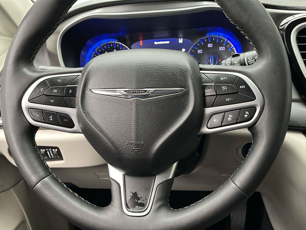Used 2024 Chrysler Pacifica Touring-L FWD image 14