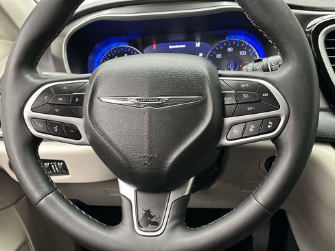 Used 2024 Chrysler Pacifica Touring-L FWD image 14