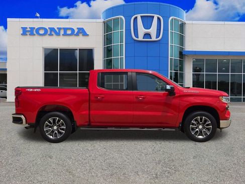 Used 2022 Chevrolet Silverado 1500 LT AWD/4WD image 2