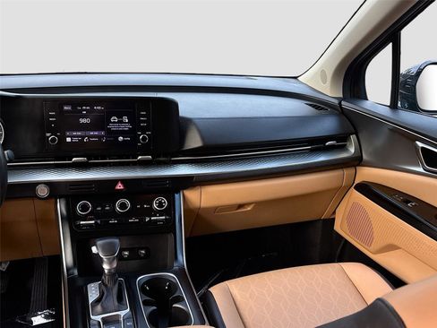 Used 2022 Kia Carnival LX image 24