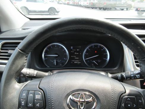 Used 2019 Toyota Highlander XLE AWD/4WD image 30