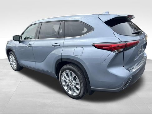 Used 2023 Toyota Highlander Limited image 4