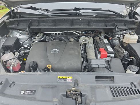 Used 2022 Toyota Highlander XLE AWD/4WD image 21
