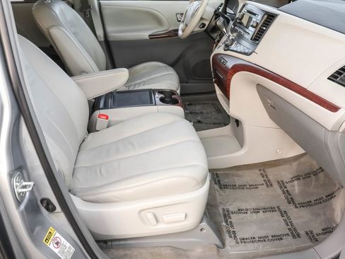 Used 2014 Toyota Sienna XLE image 33