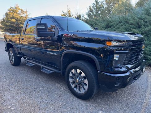 Used 2024 Chevrolet Silverado 2500 Custom w/ Custom Value Package image 3