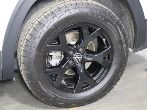 Used 2025 Volkswagen Atlas Peak Edition SE AWD/4WD image 47