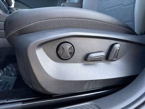 Used 2025 Volkswagen Taos SE image 18