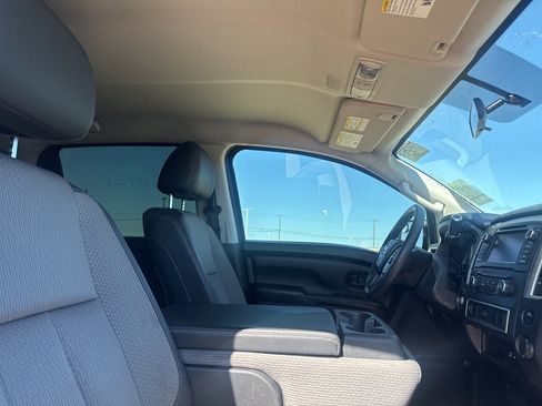 Used 2019 Nissan Titan S image 30