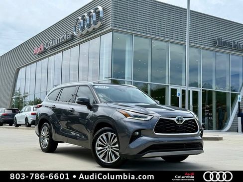 Used 2023 Toyota Highlander Platinum FWD image 2