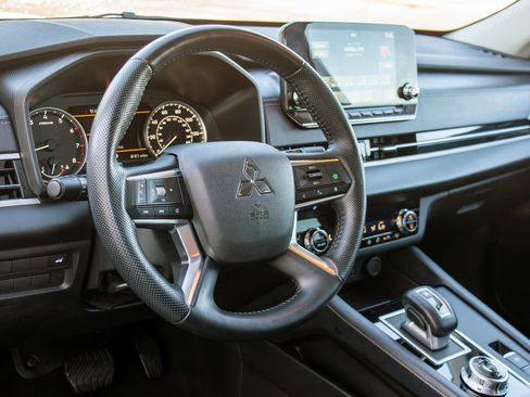 Used 2024 Mitsubishi Outlander SE image 13