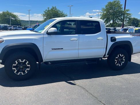 Used 2017 Toyota Tacoma TRD Off-Road AWD/4WD image 13