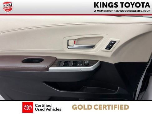 Certified 2024 Toyota Sienna Platinum FWD image 27