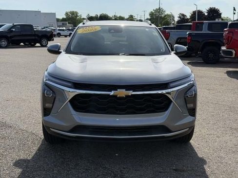 Certified 2025 Chevrolet Trax LT FWD image 3