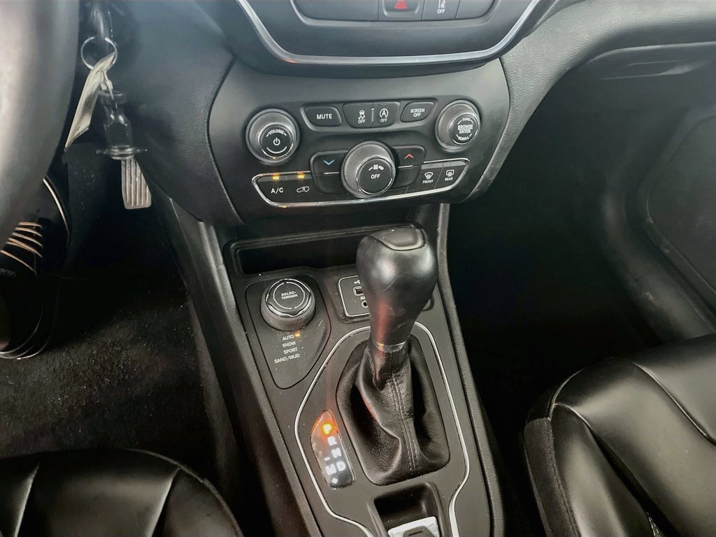 Used 2022 Jeep Cherokee Latitude AWD/4WD image 16