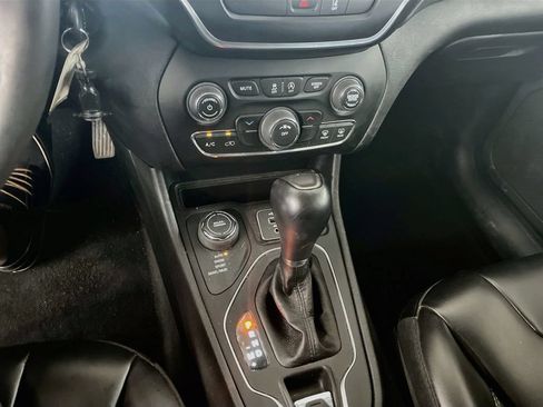 Used 2022 Jeep Cherokee Latitude AWD/4WD image 16