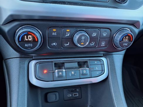 Used 2023 GMC Acadia SLT w/ LPO, Floor Liner Package FWD image 10