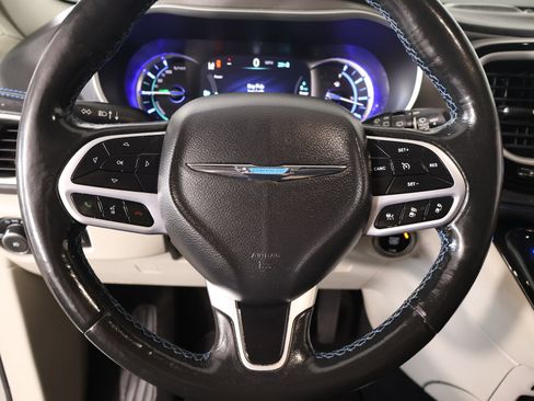 Used 2021 Chrysler Pacifica Touring-L FWD image 3