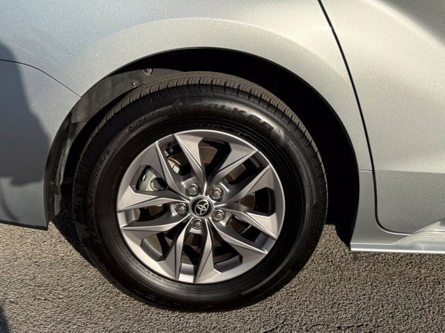 Used 2025 Toyota Sienna XLE FWD image 11