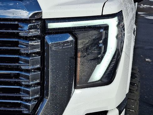 Used 2025 GMC Sierra 2500 Denali w/ Denali Reserve Package image 9