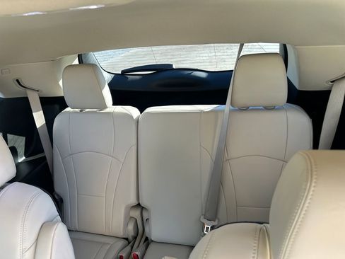 Used 2023 Buick Enclave Essence image 12