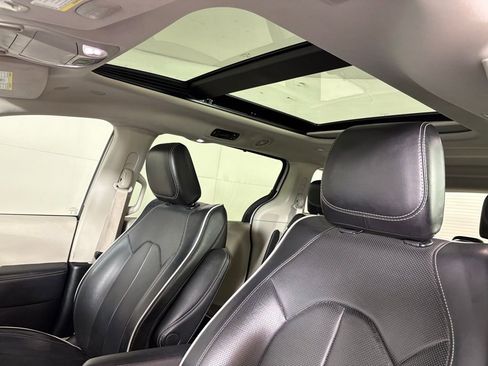 Used 2024 Chrysler Pacifica Limited image 18