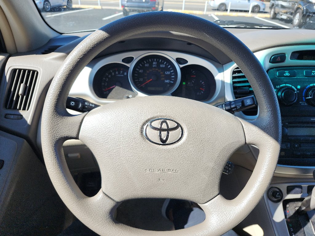 Used 2005 Toyota Highlander 2WD V6 w/ Appearance Pkg image 19