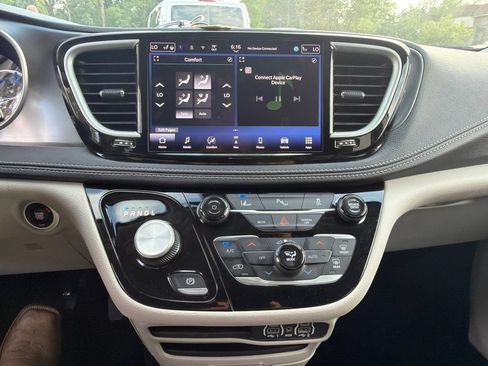 Used 2024 Chrysler Pacifica Limited FWD image 25