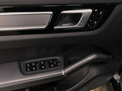 Used 2020 Porsche Cayenne S image 35