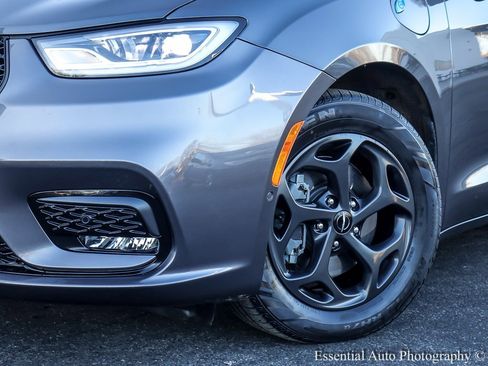 Used 2022 Chrysler Pacifica Limited w/ Uconnect Theater Family Group image 5