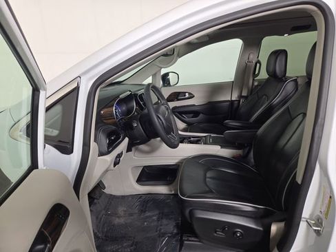 Used 2024 Chrysler Pacifica Limited AWD/4WD image 12