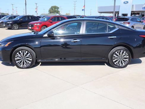 Used 2024 Nissan Altima 2.5 SV image 8