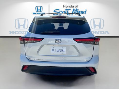 Used 2022 Toyota Highlander XLE image 6