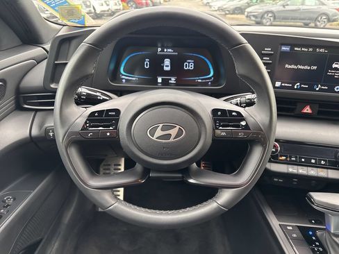 Certified 2025 Hyundai Elantra Sport FWD image 17