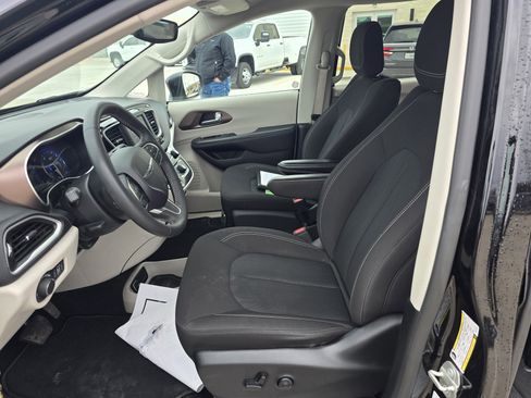 Used 2024 Chrysler Voyager LX image 12