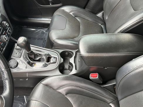 Used 2019 Jeep Cherokee Limited image 21