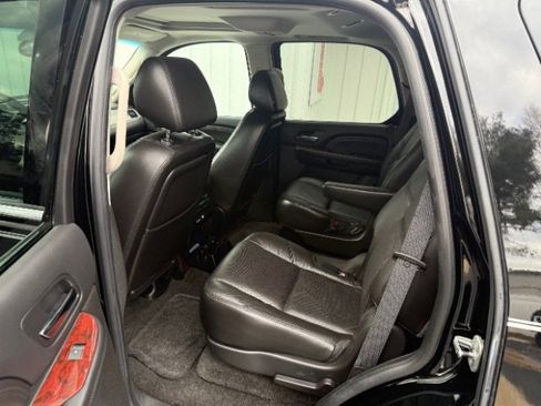 Used 2009 Cadillac Escalade w/ Ultra Luxury Collection image 18