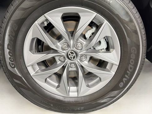 Used 2025 Toyota Sienna XLE FWD image 32