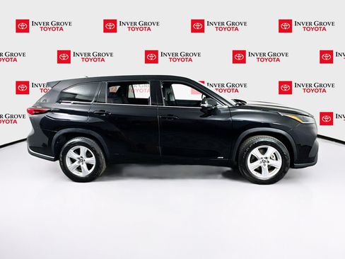 Used 2023 Toyota Highlander LE AWD/4WD image 4