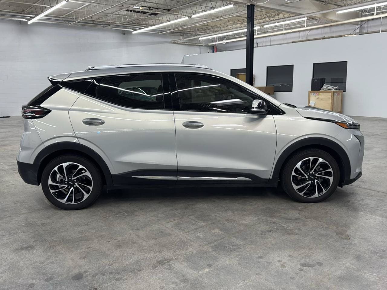 Used 2023 Chevrolet Bolt EUV Premier w/ Sun & Sound Package FWD image 6