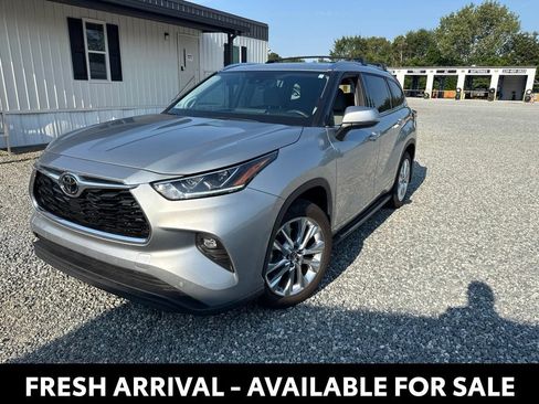 Used 2024 Toyota Highlander Limited FWD image 2