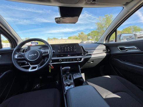 Used 2025 Kia Sportage LX image 32