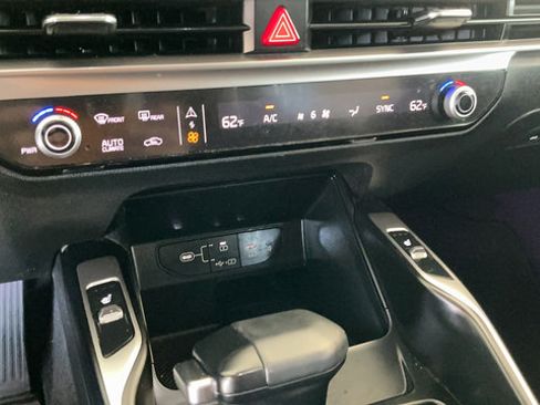 Used 2024 Kia Sorento S w/ Panoramic Sunroof Package FWD image 17