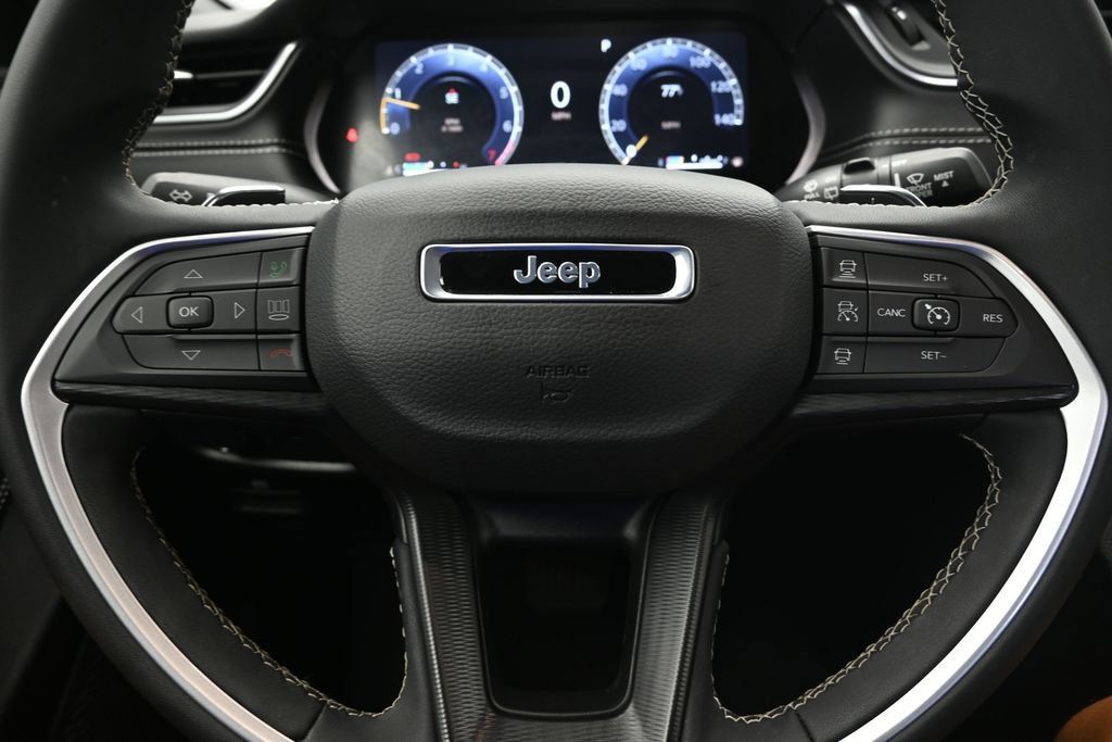Used 2025 Jeep Grand Cherokee Laredo X AWD/4WD image 25