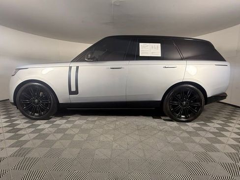 Used 2023 Land Rover Range Rover SE image 3