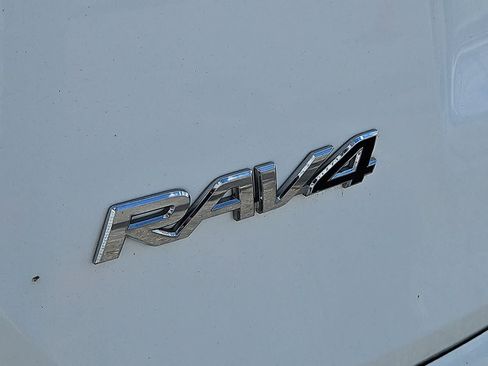 Used 2016 Toyota RAV4 LE AWD/4WD image 5