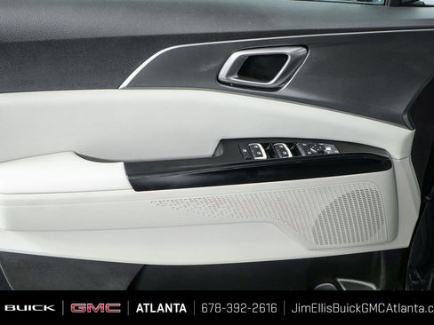 Used 2022 Kia Carnival LX FWD image 6