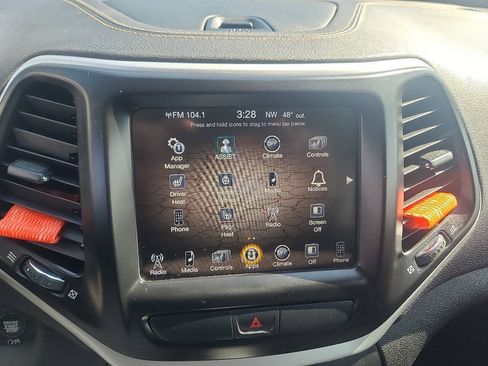Used 2018 Jeep Cherokee Latitude Plus w/ Cold Weather Group AWD/4WD image 19