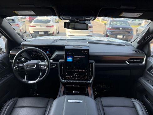 Used 2025 GMC Yukon Denali image 17